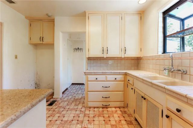 11209 La Maida, North Hollywood, CA 91601