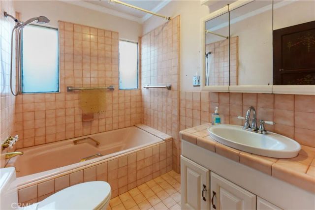 11209 La Maida, North Hollywood, CA 91601