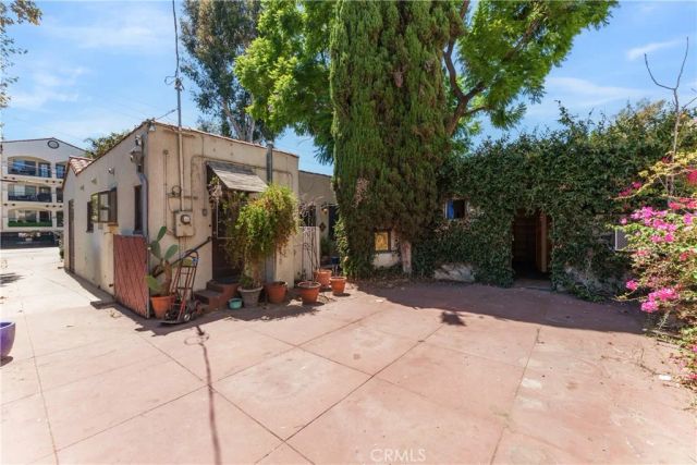 11209 La Maida, North Hollywood, CA 91601