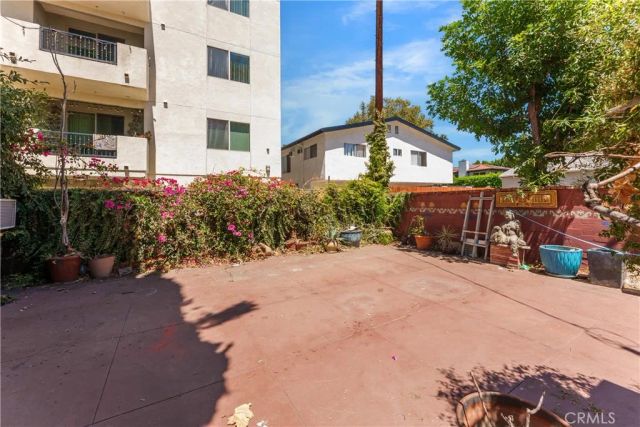 11209 La Maida, North Hollywood, CA 91601