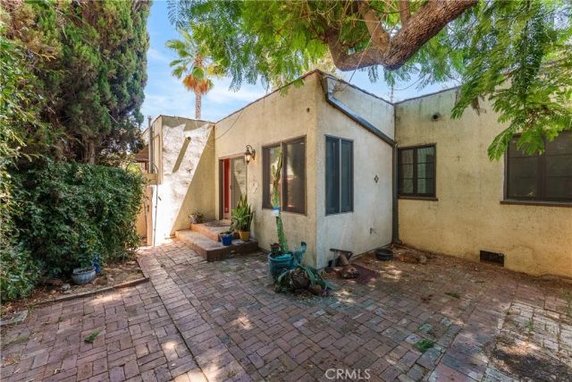11209 La Maida, North Hollywood, CA 91601