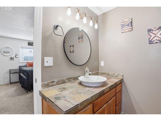 471 Se 17TH St, Troutdale, OR 97060