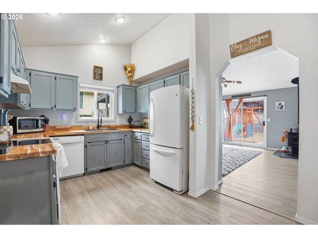 471 Se 17TH St, Troutdale, OR 97060