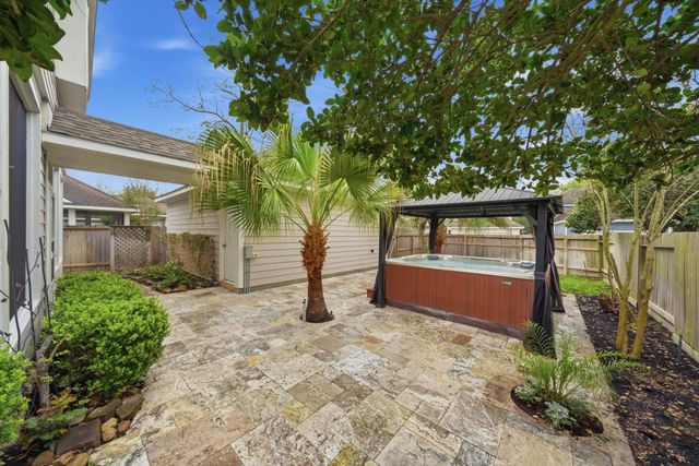 18 E Bonny Branch Street, The Woodlands, TX 77382