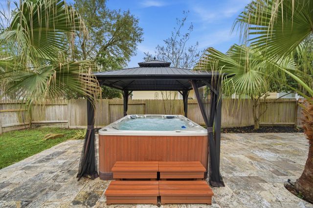 18 E Bonny Branch Street, The Woodlands, TX 77382