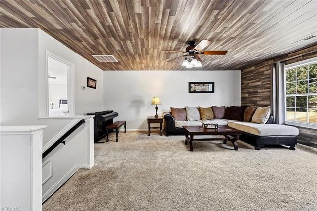 8009 Hill N Dale Drive, Kernersville, NC 27284