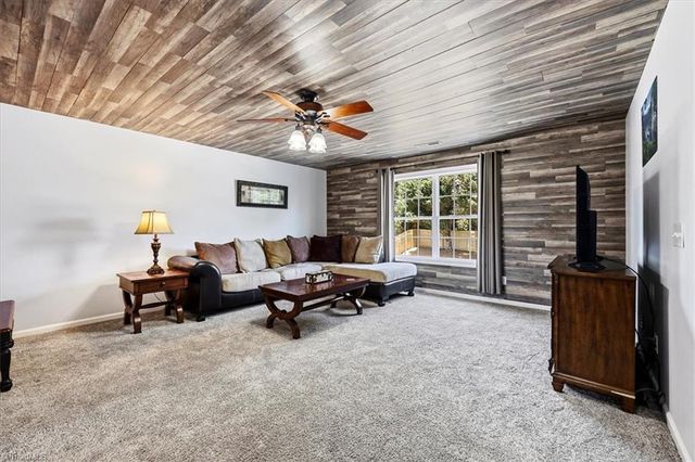 8009 Hill N Dale Drive, Kernersville, NC 27284