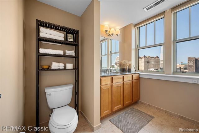 525 W Lafayette Boulevard 19A, Detroit, MI 48226