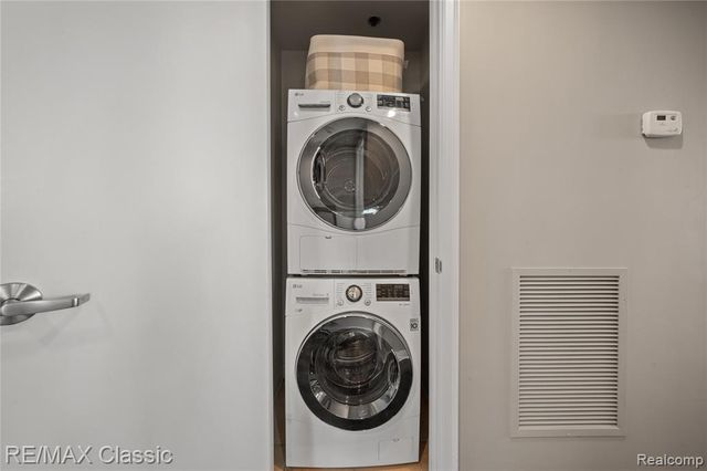 525 W Lafayette Boulevard 19A, Detroit, MI 48226