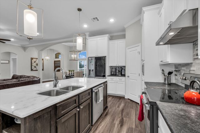 841 Day Star Drive, Hewitt, TX 76643