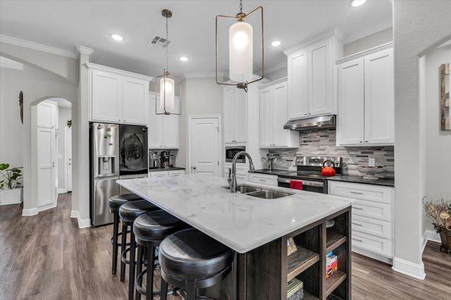 841 Day Star Drive, Hewitt, TX 76643