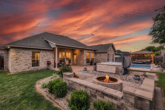 841 Day Star Drive, Hewitt, TX 76643