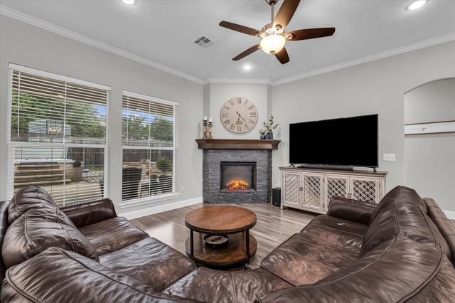 841 Day Star Drive, Hewitt, TX 76643