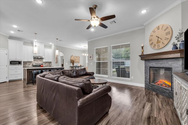 841 Day Star Drive, Hewitt, TX 76643