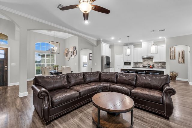 841 Day Star Drive, Hewitt, TX 76643
