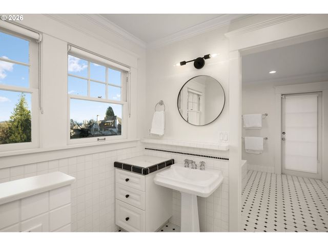 840 Nw SUMMIT Ave, Portland, OR 97210