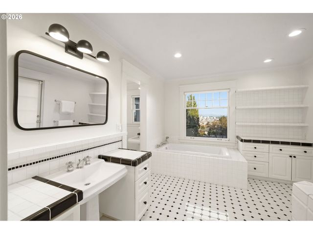 840 Nw SUMMIT Ave, Portland, OR 97210