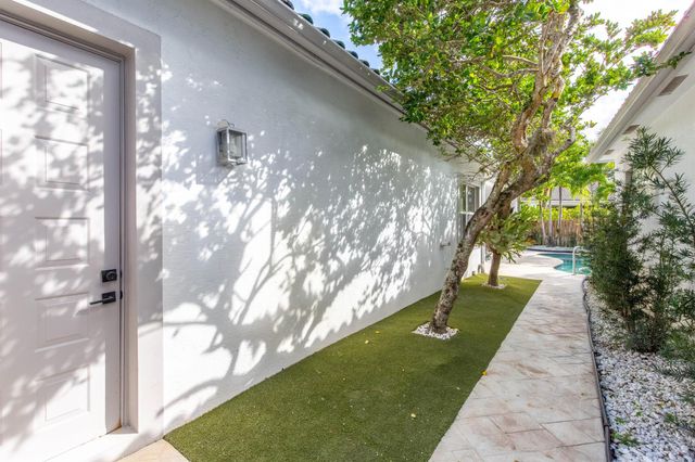 2443 Players Court, Wellington, FL 33414