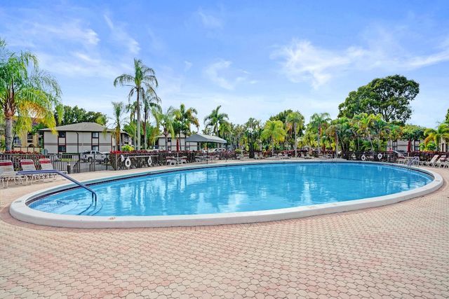 9933 N Belfort Circle 201, Tamarac, FL 33321