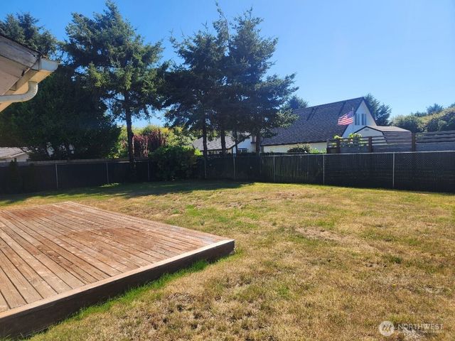 285 Mast Avenue NW, Ocean Shores, WA 98569