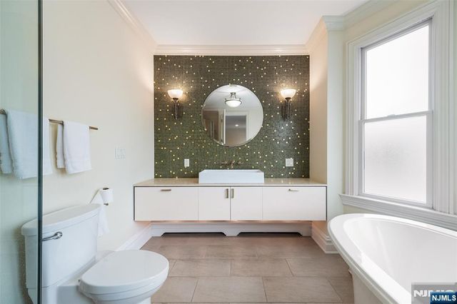 1602 Center Avenue B, Fort Lee, NJ 07024