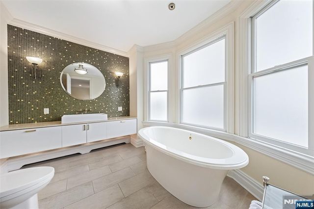 1602 Center Avenue B, Fort Lee, NJ 07024