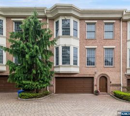 1602 Center Avenue B, Fort Lee, NJ 07024