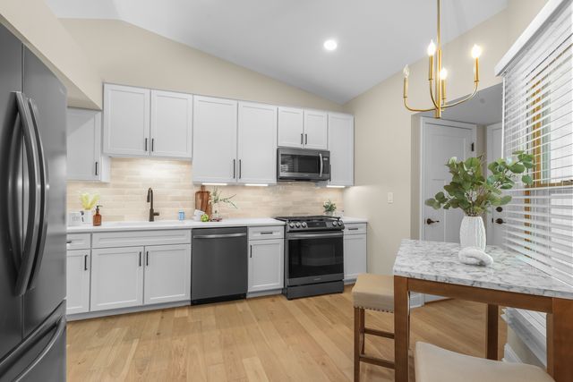 752 N Brookdale Drive, Schaumburg, IL 60194