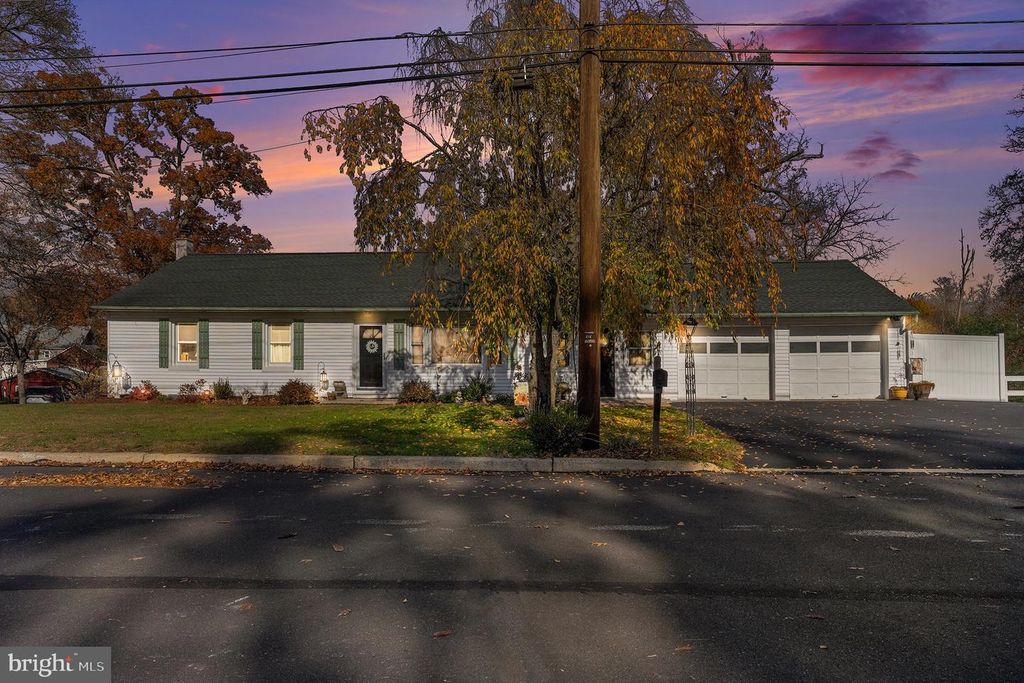 501 WALNUT ST, Green Lane, PA 18054