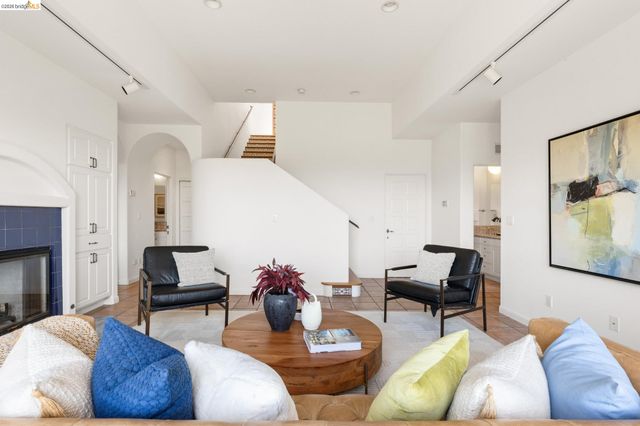 6181 Contra Costa Rd, Oakland, CA 94618