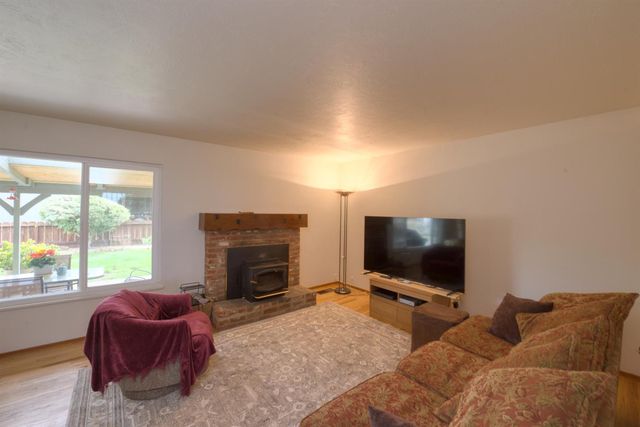 1248 E Las Palmas Ave, Patterson, CA 95363