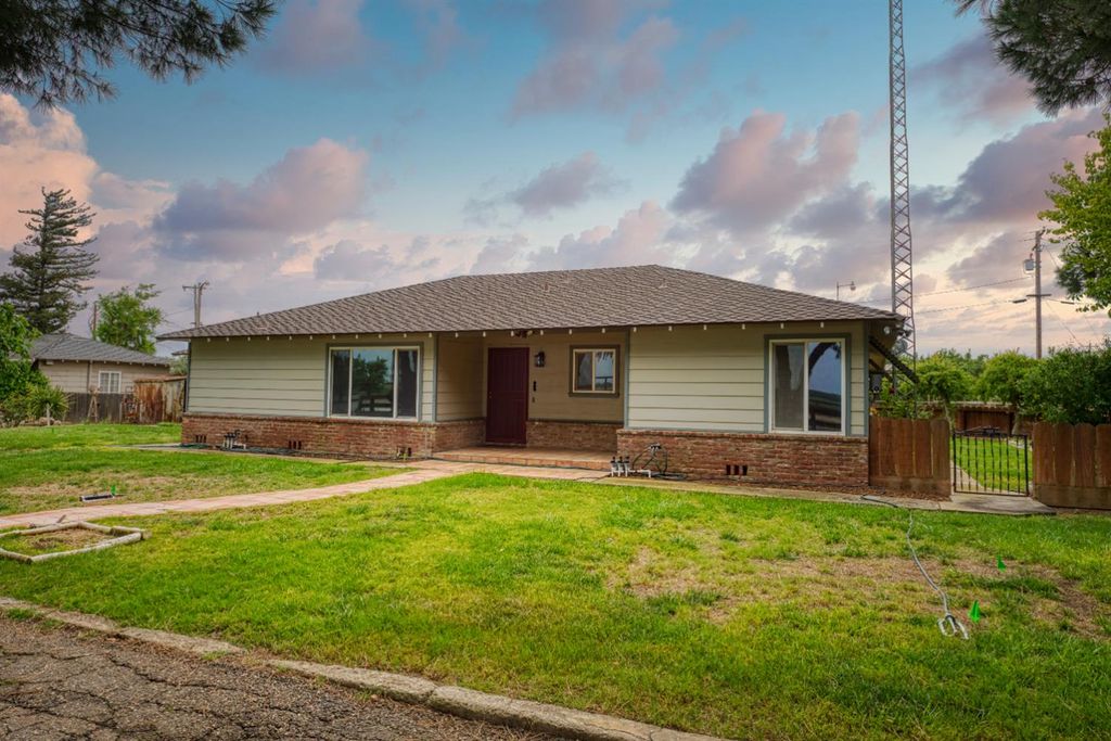 1248 E Las Palmas Ave, Patterson, CA 95363