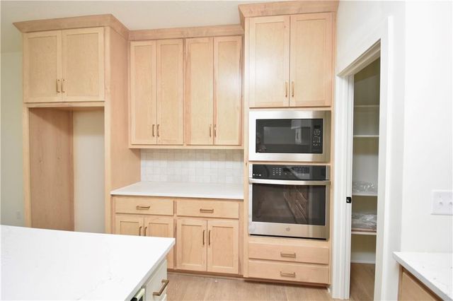 7636 N Booth Avenue, Kansas City, MO 64158