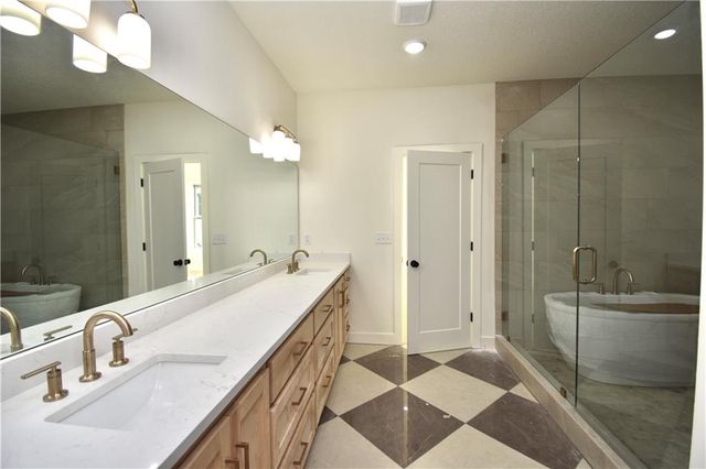 7636 N Booth Avenue, Kansas City, MO 64158