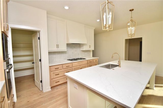 7636 N Booth Avenue, Kansas City, MO 64158