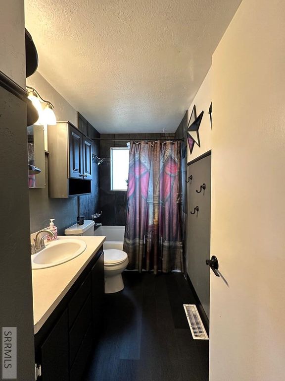 Image 10 of property listing at 1820 S Falcon Drive, Ammon, ID 83406