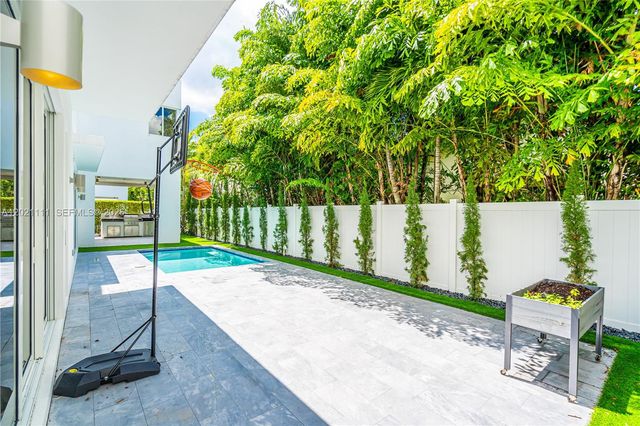 10267 NW 75th Ter, Doral, FL 33178