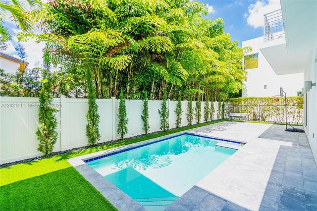 10267 NW 75th Ter, Doral, FL 33178