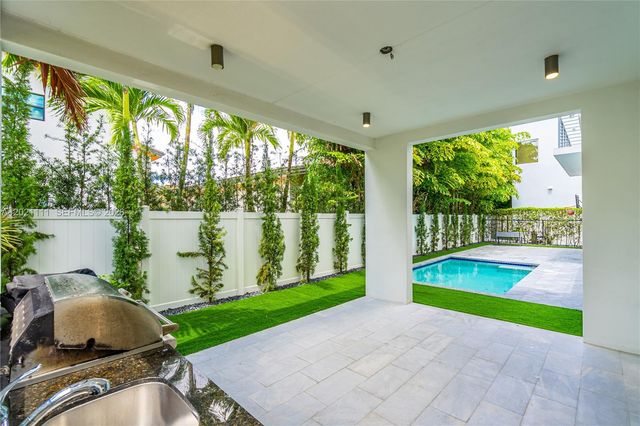 10267 NW 75th Ter, Doral, FL 33178