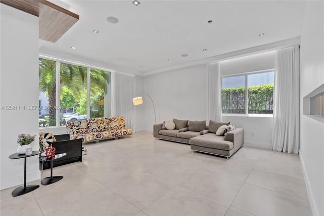 10267 NW 75th Ter, Doral, FL 33178
