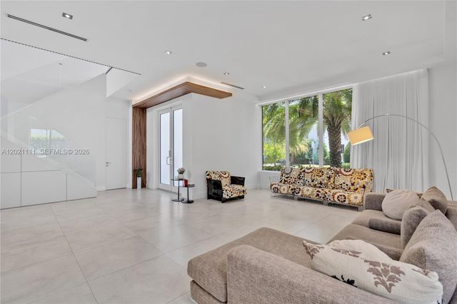 10267 NW 75th Ter, Doral, FL 33178