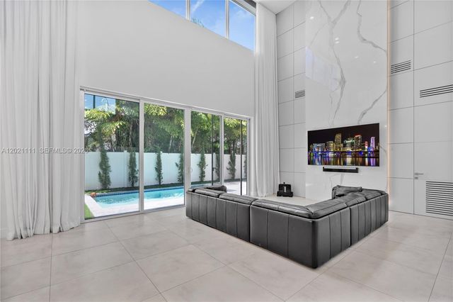 10267 NW 75th Ter, Doral, FL 33178