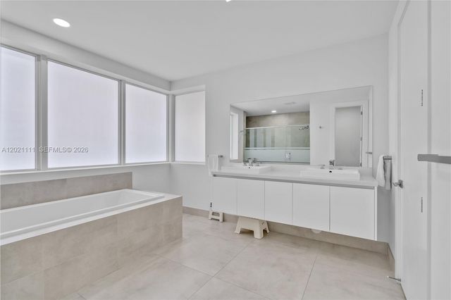 10267 NW 75th Ter, Doral, FL 33178