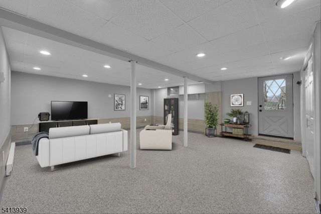 19 W River Styx Rd, Hopatcong Boro, NJ 07843