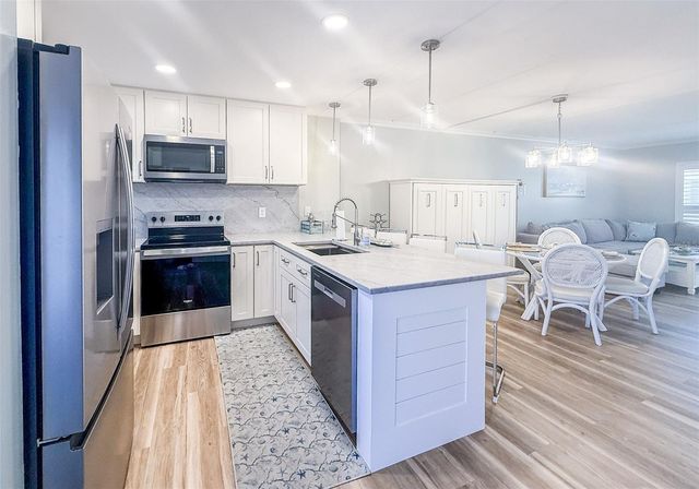 845 BENJAMIN FRANKLIN DRIVE 202, Sarasota, FL 34236