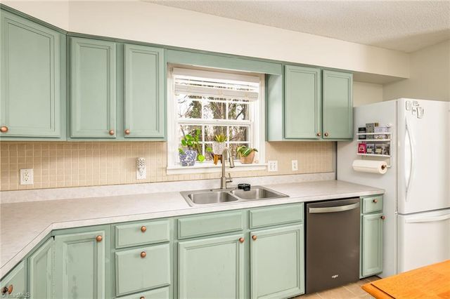 1321 Waybridge Lane, Winston-salem, NC 27103