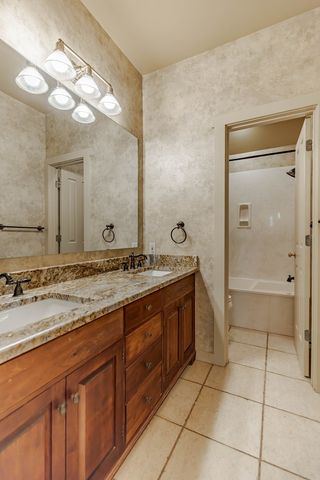 1104-B Lois St, Kerrville, TX 78028