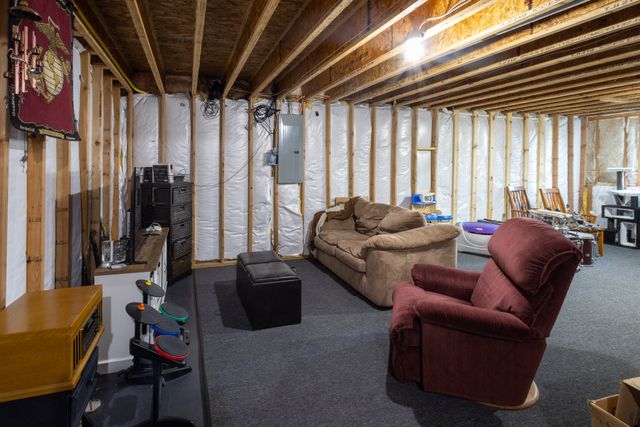 2416 River Meadows Drive, Des Moines, IA 50320