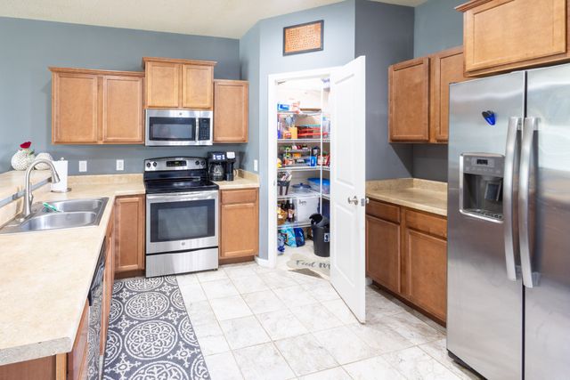 2416 River Meadows Drive, Des Moines, IA 50320