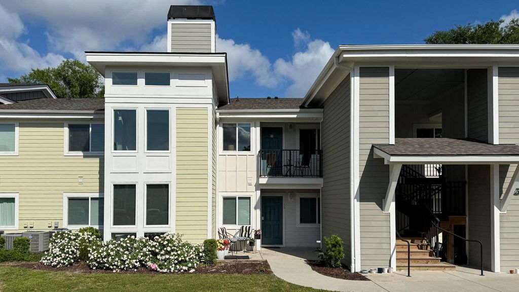 Image 1 of property listing at 267 Alexandra Drive 15, Mount Pleasant, SC 29464